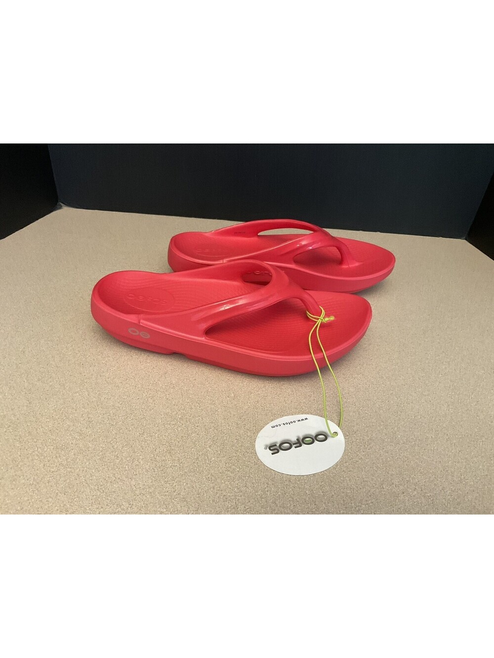 NWT! Womens OOFOS OOlala Neon Berry Flip Flop Recovery Sandals. Size 7. Awesome!